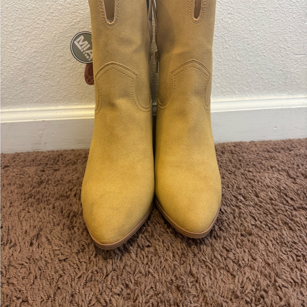 MIA MARNIE TAN FAUX SUEDE WESTERN BOOTIES BOOTS SIZE 9 10 NEW - Picture 3 of 9